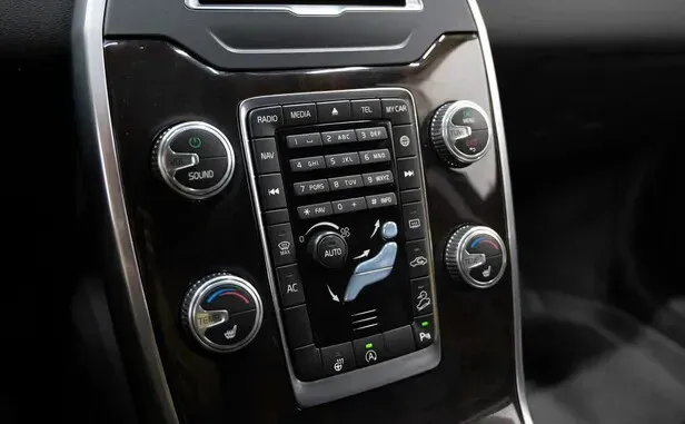 Volvo XC70, II Рестайлинг — фото 11