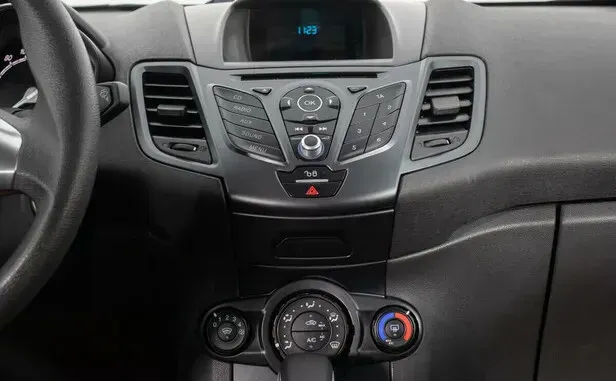 Ford Fiesta, Mk6 Рестайлинг — фото 9