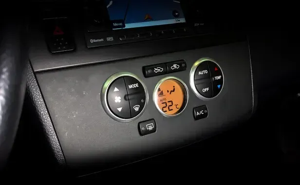 Nissan Tiida, I Рестайлинг — фото 12