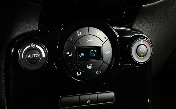 Ford Fiesta, Mk6 Рестайлинг — фото 11